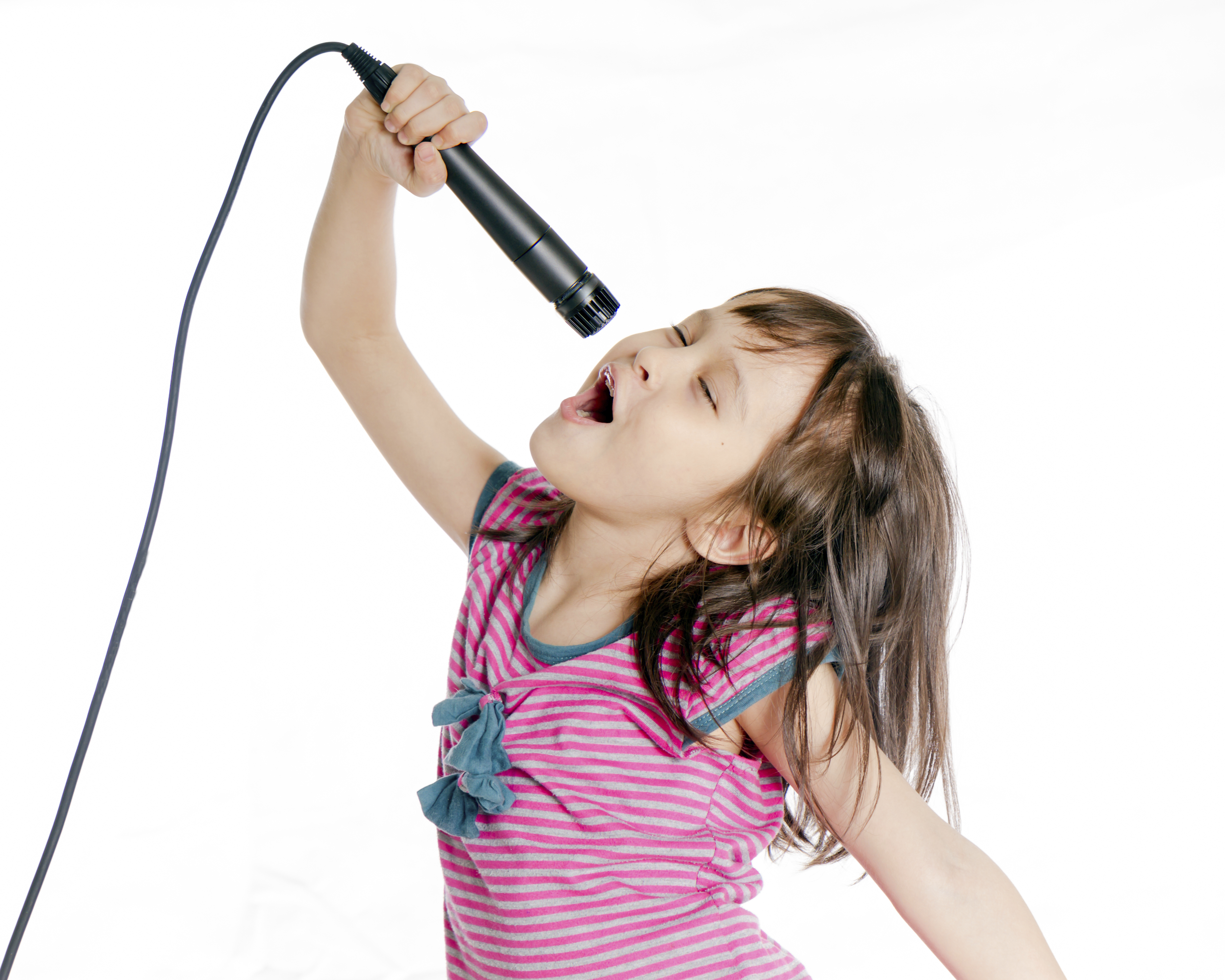 Дети поют караоке. Девочка с микрофоном. Ребенок с микрофоном. Дети поют. Девочка поет.