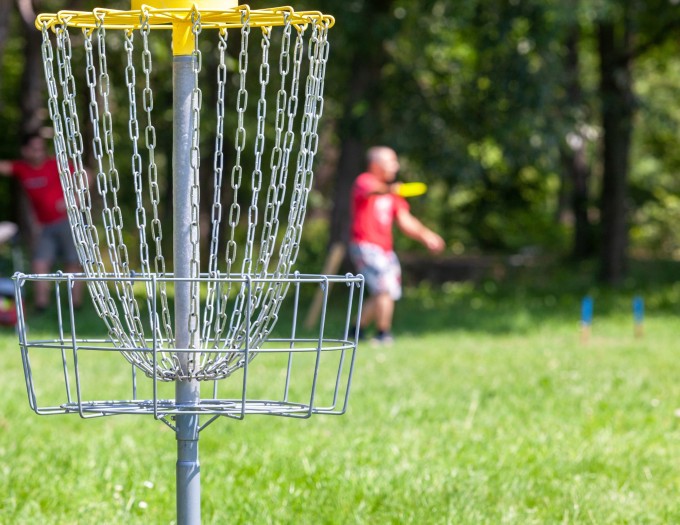 people playing disc golf